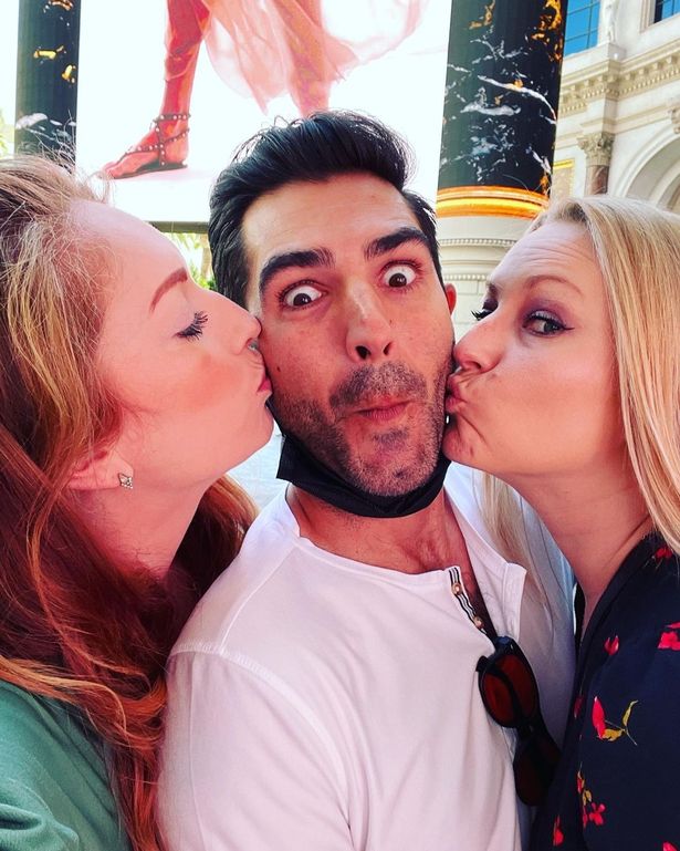 0_PAY-h_MDRUM_Best_Friend_Throuple-4.jpg