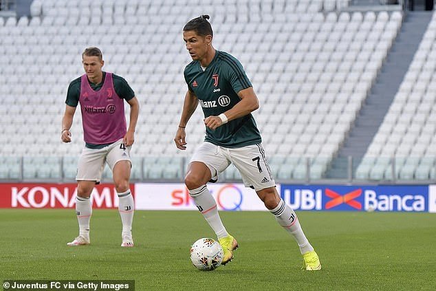 29293034-8394329-Cristiano_Ronaldo_on_the_ball_during_the_latest_Juventus_trainin-a-1_15914413...jpg