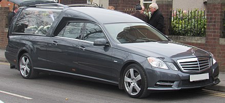 440px-2013_Mercedes-Benz_E250_BlueEFFICIENCY_SE_CDi_Automatic_Hearse_2.1.jpg