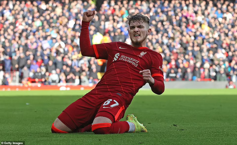 53843503-10476289-Elliott_who_came_on_as_a_second_half_substitute_volleyed_home_a_-a-101_16441...jpg