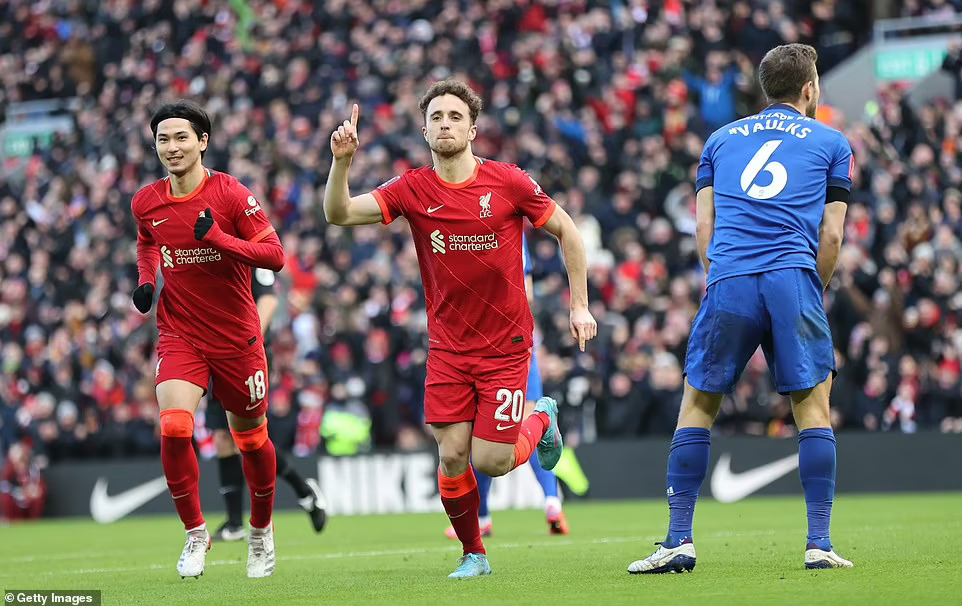 53843527-10476289-Jota_scored_his_15th_goal_of_the_season_as_he_headed_home_from_a-a-98_164419...jpg