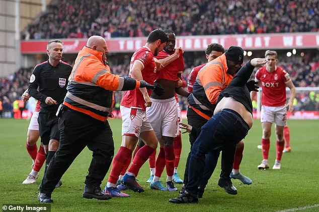 53848275-10482713-The_incident_occurred_after_Joe_Worrall_scored_Nottingham_Forest-a-3_1644170...jpg
