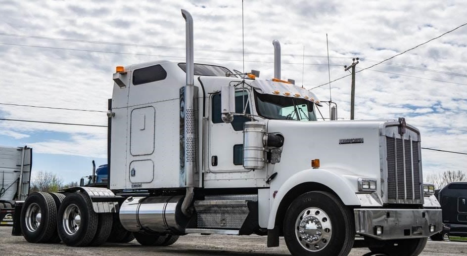 kenworth-w900-highway-truck,c-25480_3.jpg