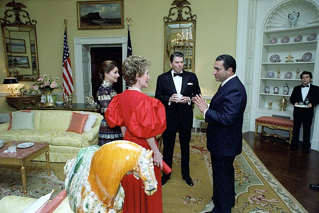 President_Ronald_Reagan_Mohammed_Hosni_Mubarak_Mrs._Mubarak_Nancy_Reagan_at_The_State_Visit_of...jpg