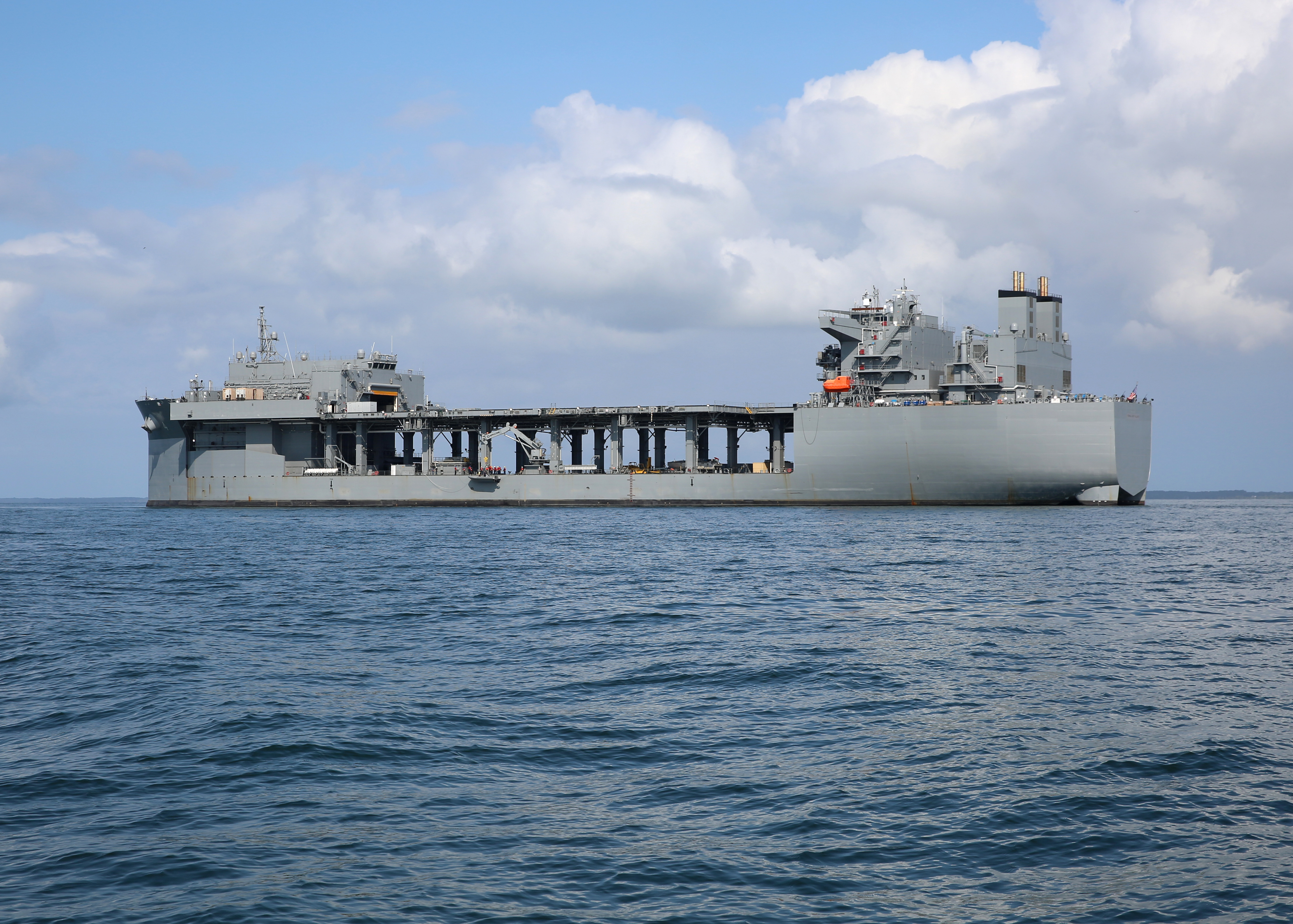 USNS_Hershel_Woody_Williams_(T-ESB-4)_at_anchor_in_the_Chesapeake_Bay_on_15_September_2019_(19...jpg
