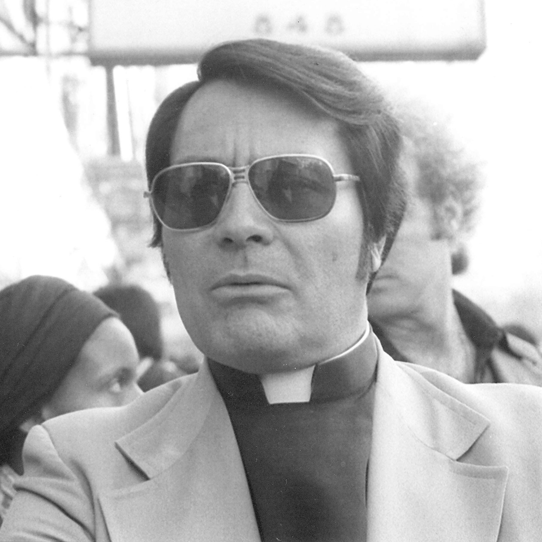 Rev._Jim_Jones,_1977_(cropped)2.jpg