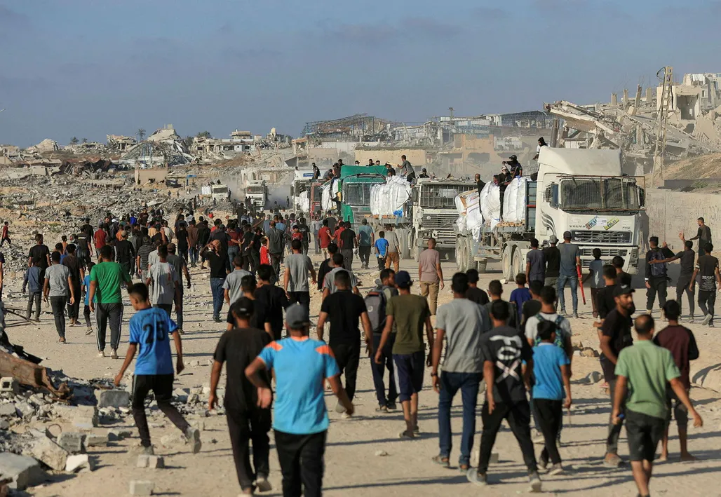 Palestinians gather to receive aid supplies in Beit Lahia, in the northern Gaza Strip, June 25, 2025. REUTERS/Dawoud Abu Alkas